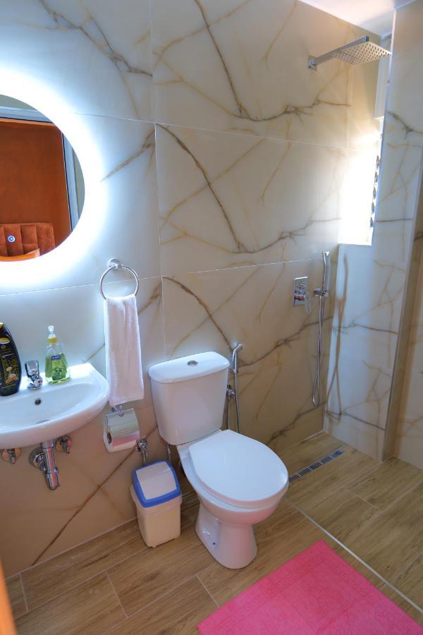 Adi-vera Apartment *